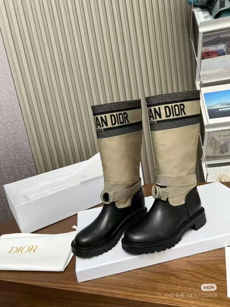 👟👟Ex-factory price 600👟👟, Dior embroidered graffiti boots, regardless of season or outfit, can be easily worn in various occasions. Putting on this pair of Dior embroidered boots is like stepping into a fashion universe full of art. This pair of boots was born in the 2013 autumn and winter series. It breaks the rules and does not follow the trend of pursuing gorgeousness. Instead, it tells the brand's dedication to quality with a low-key and deep luster. The square toe design abandons the sharp edge and adds a bit of mature and stable temperament. Whether it is paired with an elegant long skirt or a smart trousers, it can be easily controlled without any sense of violation.   The most eye-catching thing is the exquisite embroidery on the boots. Every stitch and thread is the hard work of craftsmen, and it is the perfect fusion of traditional craftsmanship and modern design. These embroideries are not simple decorations, but lively stories that slowly unfold on the uppers of the boots, giving these boots a unique soul. Wearing it, you are not only showing your fashion sense, but also demonstrating your ultimate pursuit of quality of life. Every step you take shows Dior's unique elegance and confidence.  Material: First-layer cowhide + sheepskin lining + rubber non-slip outsole Number of yards: 35-40 yards Color: black apricot
